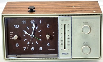 MCM Vintage RCA Clock/AM Radio RZD 412T  - Working!