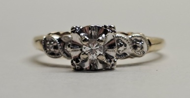 14 Karat Yellow Gold Diamond Ring - Size: 7.25