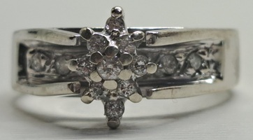 10 Karat White Gold Diamond Cluster Ring - Size: 4