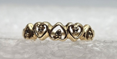 10 Karat Yellow Gold Heart Band With 5 Diamond Chips - Size 7