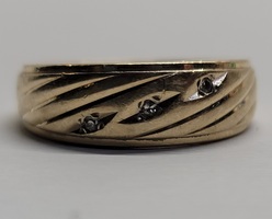 14 Karat Yellow Gold Diamond Chip Band Ring - Size: 6