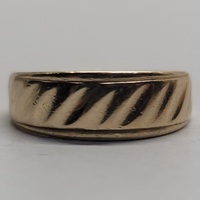 10 Karat Yellow Gold Band Ring - Size: 7.25