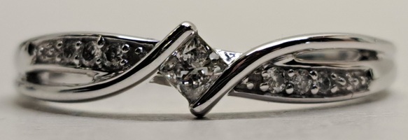 10 Karat White Gold Diamond Band Ring - Size: 7