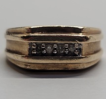 10 Karat Yellow Gold Diamond Band Ring - Size: 7