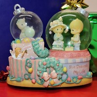 2003 Precious Moments by Enesco DECK THE HALLS Musical Snow Globe