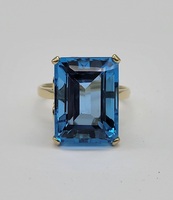 14k Yellow Gold Blue Gemstone Cocktail Ring Size 6.75