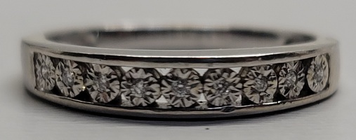 14 Karat White Gold Diamond Band Ring - Size: 7