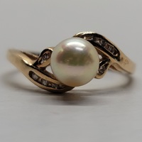 10 Karat Yellow Gold White Stone Ring - Size: 8.25