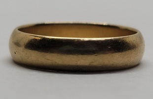 18 Karat Yellow Gold 4.9mm Band Ring - Size: 8.25