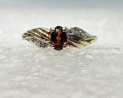 10 Karat Yellow Gold Red Main Gemstone & 4 Clear Stones - Size 6.5