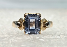 18 Karat Yellow Gold Blue Gemstone Ring - Size 6