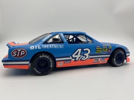 Ertl-Richard Petty-1:18 Diecast-Racing Car