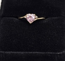 10 Karat Yellow Gold Pink Heart Gemstone Ring With Round Clear Stones - Size 6