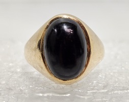 14 Karat Yellow Gold Band Black Gemstone Ring - Size 9.5