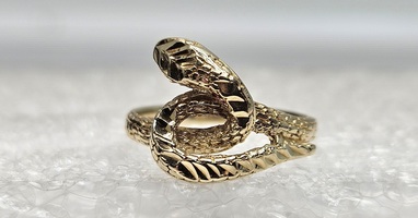 10 Karat Yellow Gold Snake Design Ring - Size 5.75