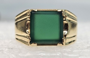 18 Karat Yellow Gold Green Princess Cut Ring - Size 7