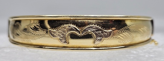 18 Karat Yellow Gold Bangle Bracelet - Size 2.5"