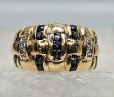 14 Karat Yellow Gold Basket Weave Design Ring With 23 Round Stones - Size 7.5