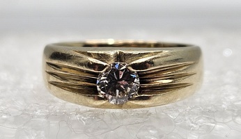 10 Karat Yellow Gold Band With 1 Diamond - Size 7