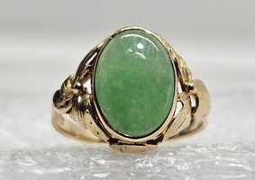 14 Karat Yellow Gold Oval Green Gemstone Ring - Size 8.5