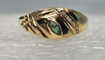 18 Karat Yellow Gold Ring With A Green Gemstone & 4 Diamonds- Size 8.75