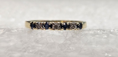 10 Karat Yellow Gold Band With 4 Blue Gemstones & 3 Clear Stones - Size 6