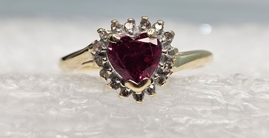 14 Karat Yellow Gold Red Gemstone Heart Cluster With Diamonds - Size 7