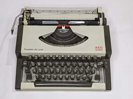 Vintage AEG 1970's Olympia Traveller de Luxe Portable Typewriter Case WHITE 